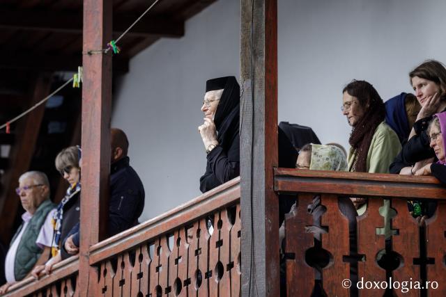 (Foto) Pelerini uniți în rugăciune, acasă la Sfinții Cuvioși Paisie și Cleopa de la Sihăstria