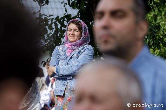 (Foto) Pelerini uniți în rugăciune, acasă la Sfinții Cuvioși Paisie și Cleopa de la Sihăstria