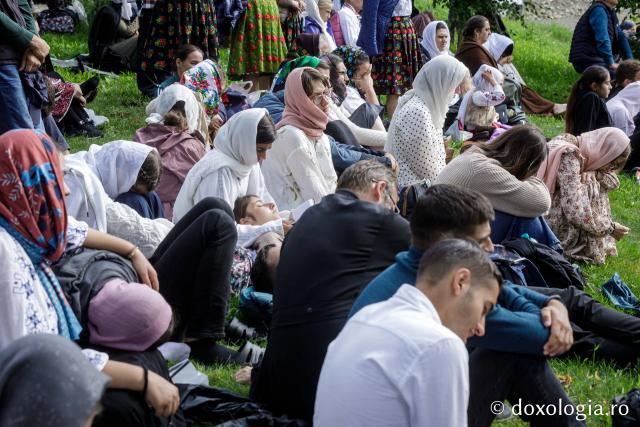 (Foto) Pelerini uniți în rugăciune, acasă la Sfinții Cuvioși Paisie și Cleopa de la Sihăstria