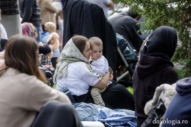 (Foto) Pelerini uniți în rugăciune, acasă la Sfinții Cuvioși Paisie și Cleopa de la Sihăstria