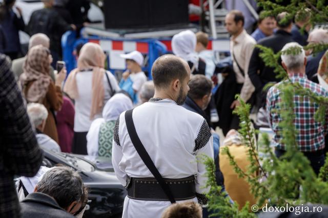 (Foto) Pelerini uniți în rugăciune, acasă la Sfinții Cuvioși Paisie și Cleopa de la Sihăstria