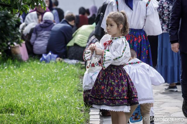 (Foto) Pelerini uniți în rugăciune, acasă la Sfinții Cuvioși Paisie și Cleopa de la Sihăstria