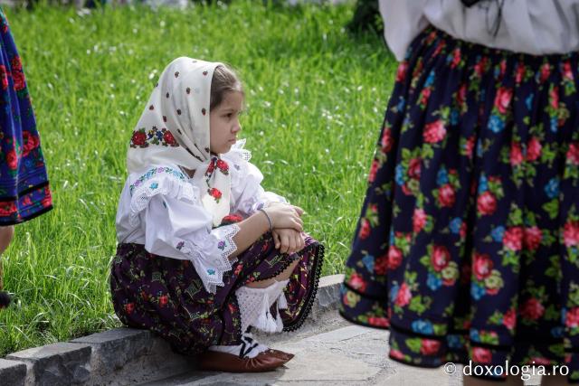 (Foto) Pelerini uniți în rugăciune, acasă la Sfinții Cuvioși Paisie și Cleopa de la Sihăstria
