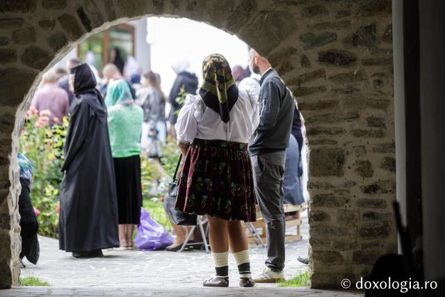 (Foto) Pelerini uniți în rugăciune, acasă la Sfinții Cuvioși Paisie și Cleopa de la Sihăstria
