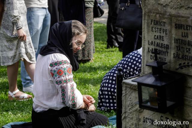 (Foto) Pelerini uniți în rugăciune, acasă la Sfinții Cuvioși Paisie și Cleopa de la Sihăstria