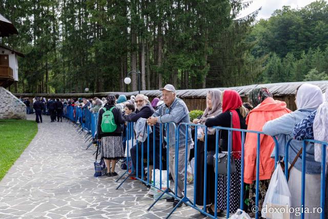 (Foto) Primii închinători la moaștele Sfinților Cuvioși Paisie și Cleopa de la Sihăstria
