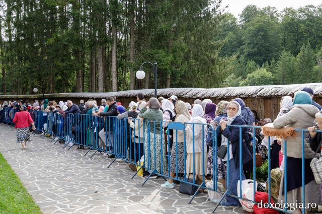 (Foto) Primii închinători la moaștele Sfinților Cuvioși Paisie și Cleopa de la Sihăstria