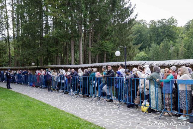 (Foto) Primii închinători la moaștele Sfinților Cuvioși Paisie și Cleopa de la Sihăstria