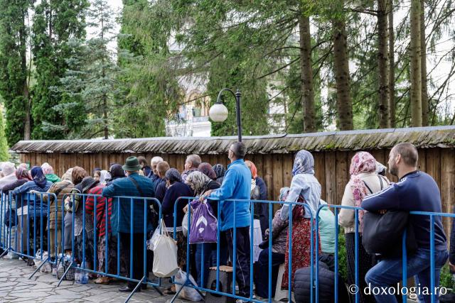 (Foto) Primii închinători la moaștele Sfinților Cuvioși Paisie și Cleopa de la Sihăstria