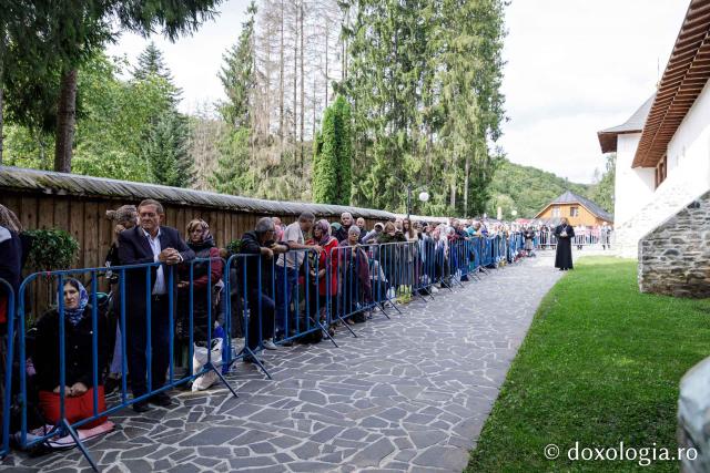 (Foto) Primii închinători la moaștele Sfinților Cuvioși Paisie și Cleopa de la Sihăstria