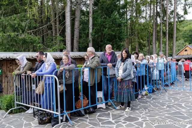 (Foto) Primii închinători la moaștele Sfinților Cuvioși Paisie și Cleopa de la Sihăstria