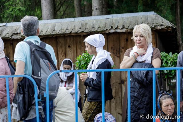(Foto) Primii închinători la moaștele Sfinților Cuvioși Paisie și Cleopa de la Sihăstria