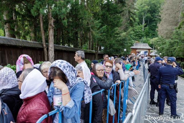 (Foto) Primii închinători la moaștele Sfinților Cuvioși Paisie și Cleopa de la Sihăstria