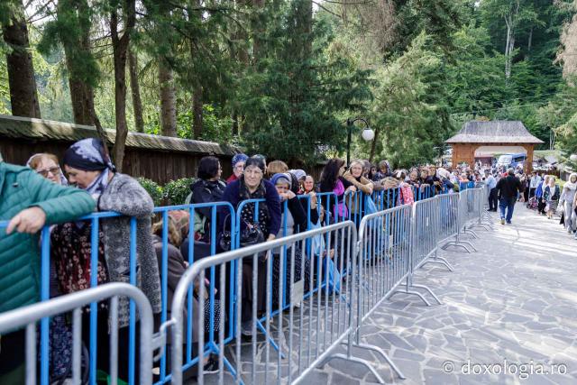 (Foto) Primii închinători la moaștele Sfinților Cuvioși Paisie și Cleopa de la Sihăstria