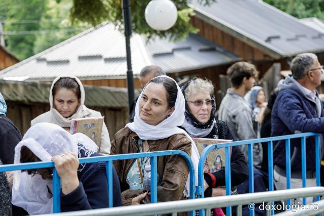 (Foto) Primii închinători la moaștele Sfinților Cuvioși Paisie și Cleopa de la Sihăstria
