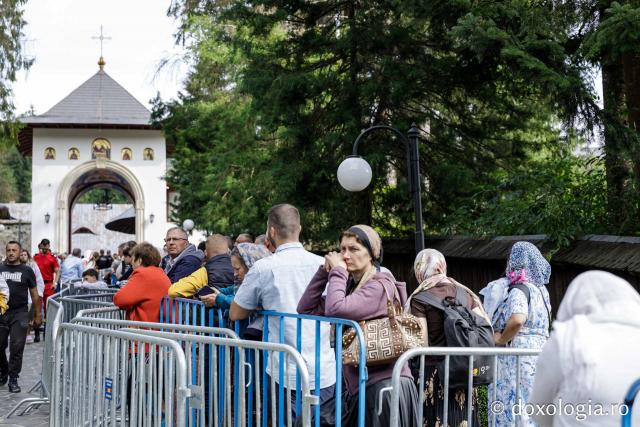 (Foto) Primii închinători la moaștele Sfinților Cuvioși Paisie și Cleopa de la Sihăstria
