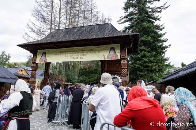 (Foto) Primii închinători la moaștele Sfinților Cuvioși Paisie și Cleopa de la Sihăstria