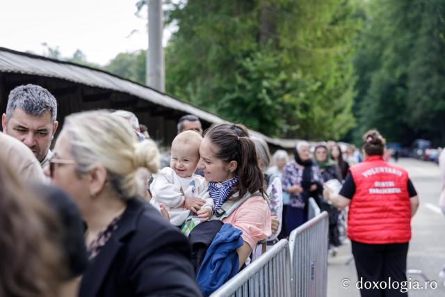 (Foto) Primii închinători la moaștele Sfinților Cuvioși Paisie și Cleopa de la Sihăstria
