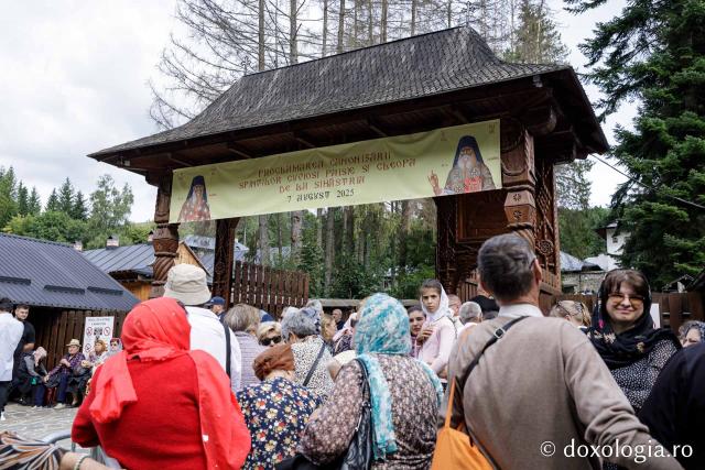 (Foto) Primii închinători la moaștele Sfinților Cuvioși Paisie și Cleopa de la Sihăstria