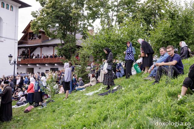 (Foto) Pelerini uniți în rugăciune, acasă la Sfinții Cuvioși Paisie și Cleopa de la Sihăstria
