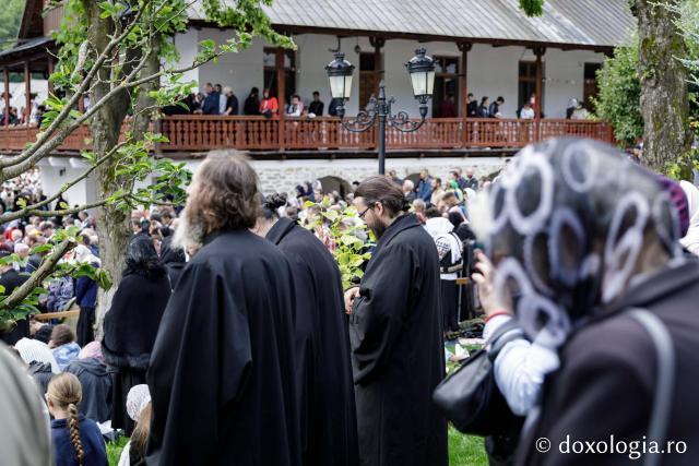 (Foto) Pelerini uniți în rugăciune, acasă la Sfinții Cuvioși Paisie și Cleopa de la Sihăstria
