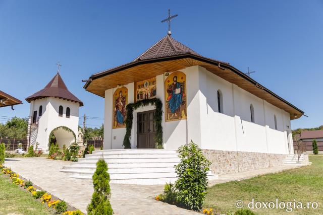 Biserica „Soborul Tuturor Sfinților” din localitatea Urșița în așteptarea veșmântului de sfințire / Foto: pr. Silviu Cluci Biserica „Soborul Tuturor Sfinților” din localitatea Urșița