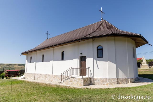 Biserica „Soborul Tuturor Sfinților” din localitatea Urșița în așteptarea veșmântului de sfințire / Foto: pr. Silviu Cluci Biserica „Soborul Tuturor Sfinților” din localitatea Urșița