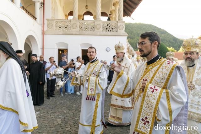 Sfânta Liturghie de la Proclamarea Canonizării Sfântului Cuvios Serafim cel Răbdător de la Sâmbăta de Sus