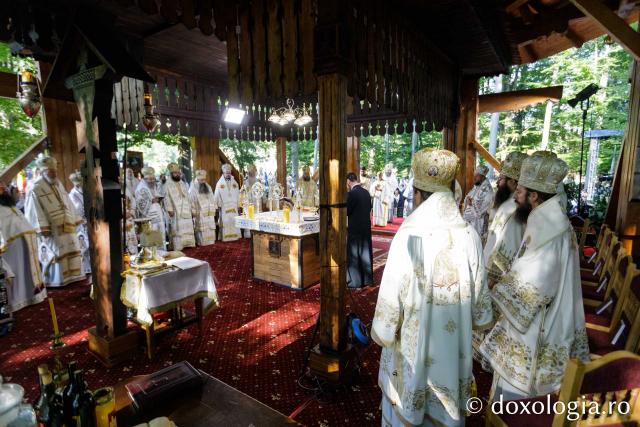 Sfânta Liturghie de la Proclamarea Canonizării Sfântului Cuvios Serafim cel Răbdător de la Sâmbăta de Sus