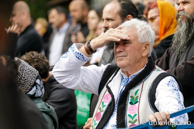 (Foto) Pelerini uniți în rugăciune, acasă la Sfinții Cuvioși Paisie și Cleopa de la Sihăstria
