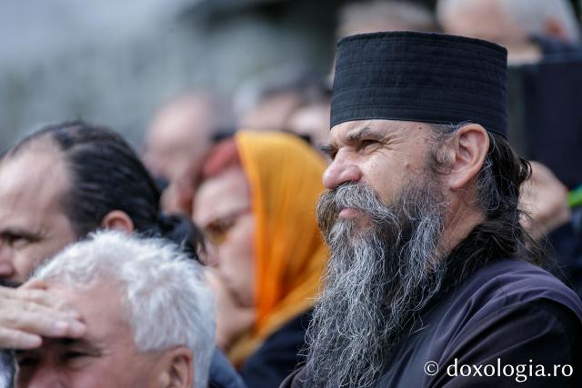 (Foto) Pelerini uniți în rugăciune, acasă la Sfinții Cuvioși Paisie și Cleopa de la Sihăstria
