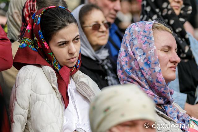 (Foto) Pelerini uniți în rugăciune, acasă la Sfinții Cuvioși Paisie și Cleopa de la Sihăstria
