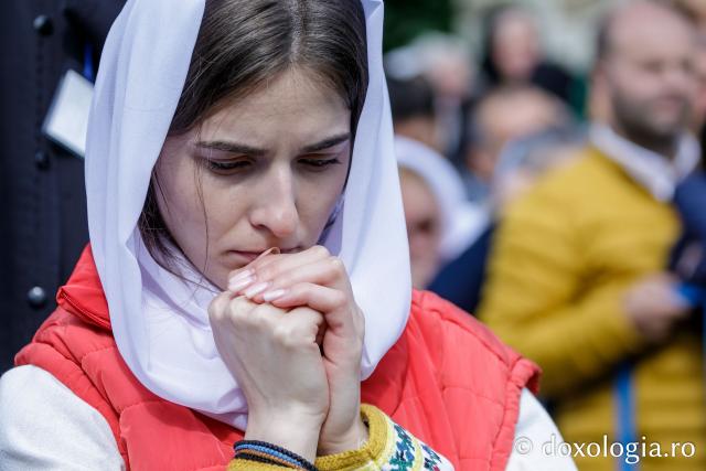 (Foto) Pelerini uniți în rugăciune, acasă la Sfinții Cuvioși Paisie și Cleopa de la Sihăstria