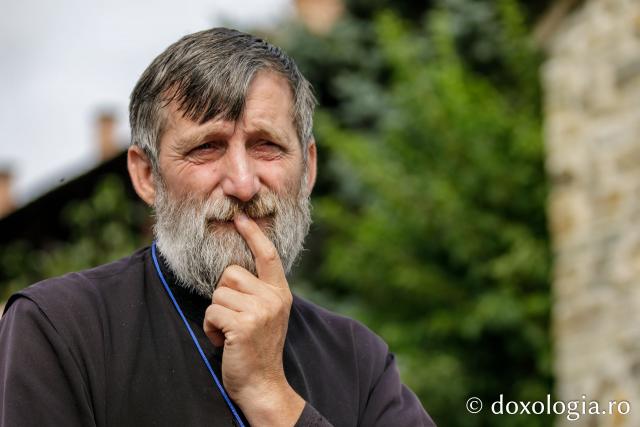 (Foto) Pelerini uniți în rugăciune, acasă la Sfinții Cuvioși Paisie și Cleopa de la Sihăstria