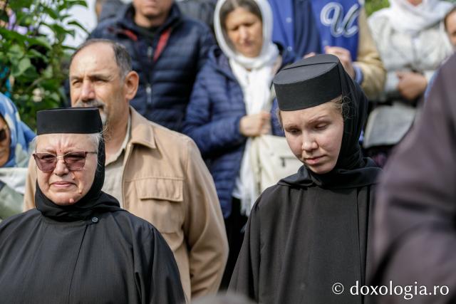 (Foto) Pelerini uniți în rugăciune, acasă la Sfinții Cuvioși Paisie și Cleopa de la Sihăstria