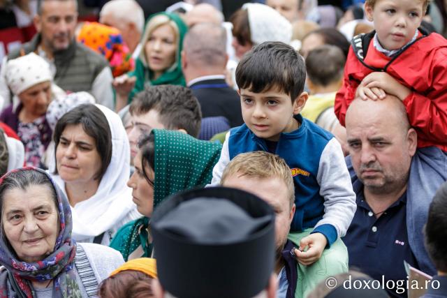 (Foto) Pelerini uniți în rugăciune, acasă la Sfinții Cuvioși Paisie și Cleopa de la Sihăstria