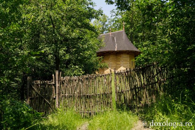 Paraclisul din poiana mănăstirii Cozancea