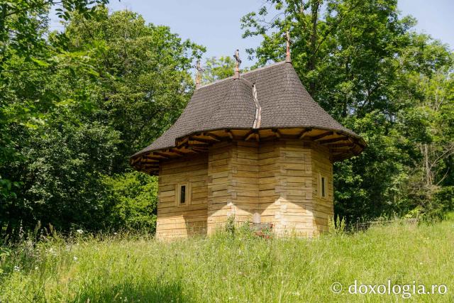 Paraclisul din poiana mănăstirii Cozancea