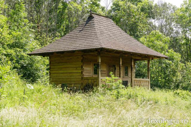 Paraclisul din poiana mănăstirii Cozancea