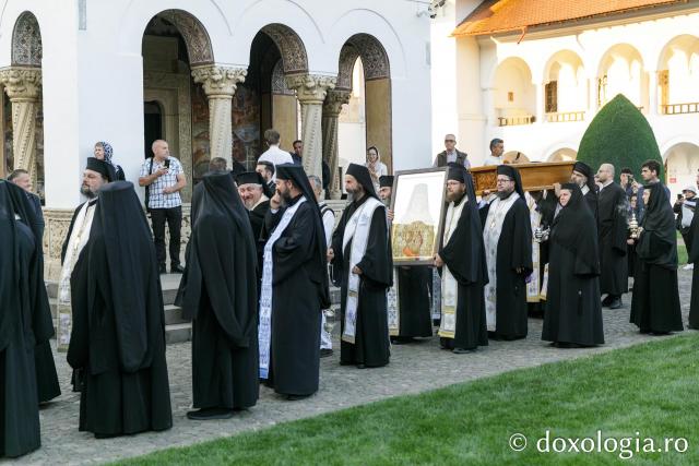 Procesiunea așezării spre închinare a moaștelor Sfântului Cuvios Serafim cel Răbdător de la Sâmbăta de Sus