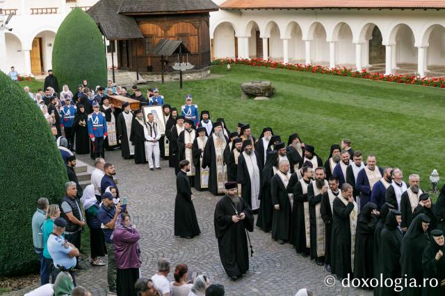 Procesiunea așezării spre închinare a moaștelor Sfântului Cuvios Serafim cel Răbdător de la Sâmbăta de Sus
