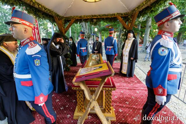 Procesiunea așezării spre închinare a moaștelor Sfântului Cuvios Serafim cel Răbdător de la Sâmbăta de Sus
