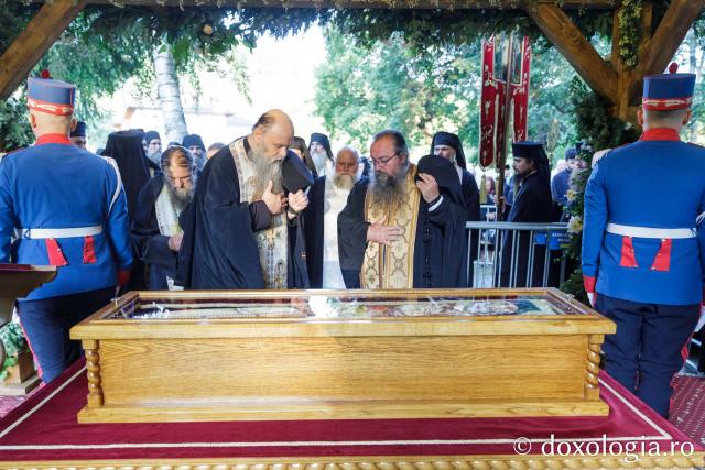 Procesiunea așezării spre închinare a moaștelor Sfântului Cuvios Serafim cel Răbdător de la Sâmbăta de Sus