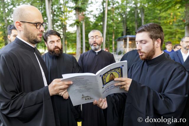 Procesiunea așezării spre închinare a moaștelor Sfântului Cuvios Serafim cel Răbdător de la Sâmbăta de Sus