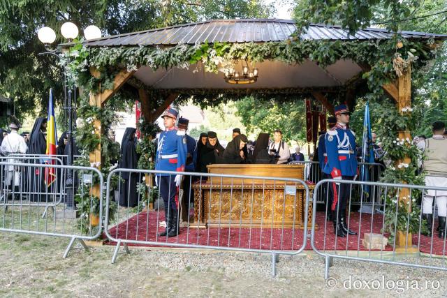 Procesiunea așezării spre închinare a moaștelor Sfântului Cuvios Serafim cel Răbdător de la Sâmbăta de Sus