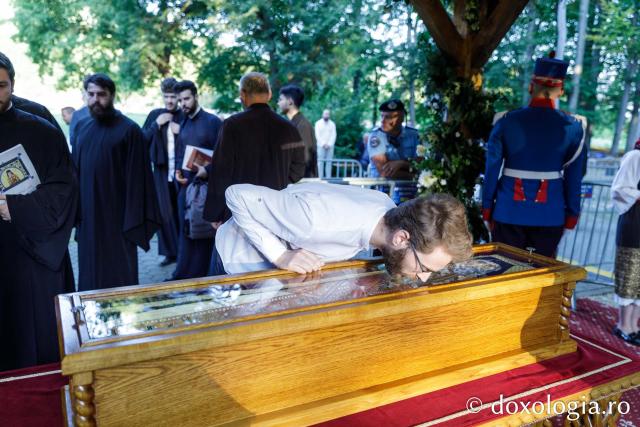 Procesiunea așezării spre închinare a moaștelor Sfântului Cuvios Serafim cel Răbdător de la Sâmbăta de Sus