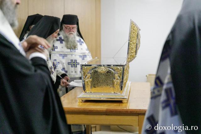 Procesiunea așezării moaștelor Sfinților Cuvioși Cleopa și Paisie în biserica Mănăstirii Sihăstria