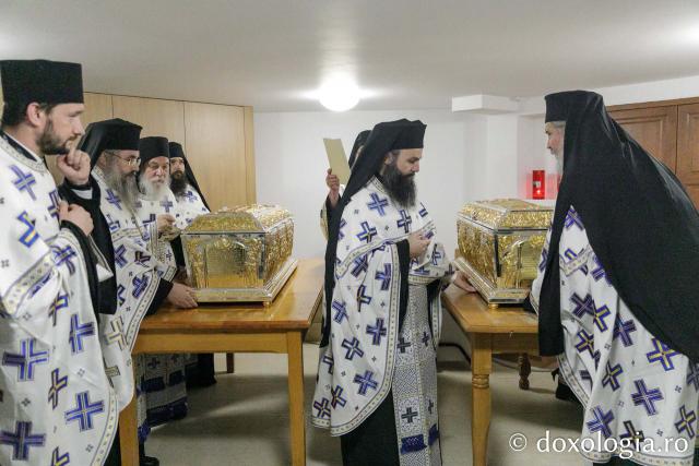 Procesiunea așezării moaștelor Sfinților Cuvioși Cleopa și Paisie în biserica Mănăstirii Sihăstria