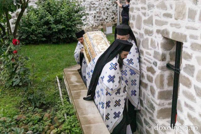 Procesiunea așezării moaștelor Sfinților Cuvioși Cleopa și Paisie în biserica Mănăstirii Sihăstria
