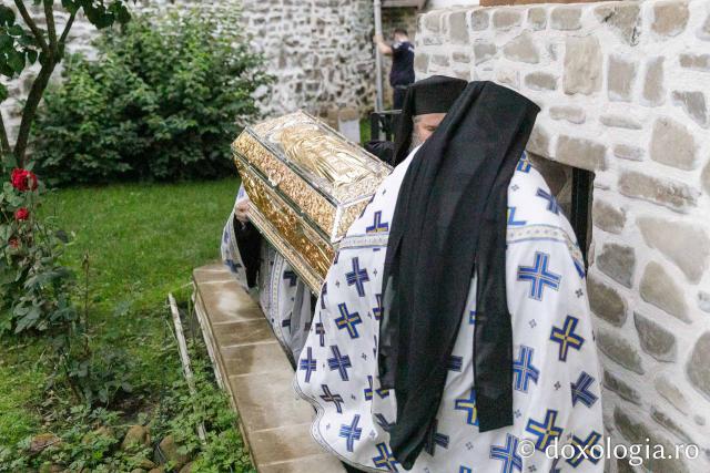 Procesiunea așezării moaștelor Sfinților Cuvioși Cleopa și Paisie în biserica Mănăstirii Sihăstria